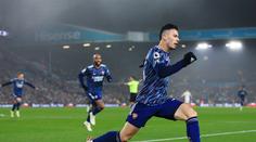 Arsenal vyhrál potřetí v řadě. V Leedsu nastřílel čtyři branky