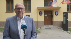 Vysvědčení pro ministra školství Beka: Dostal dvojku z chování za papalášství