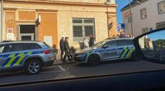 Policisté vyrazili ke rvačce s tyčemi v Novém Boru. Cestou bourali
