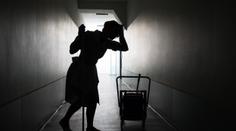 Češi v krizi berou i práci, kterou dřív nechtěli. Jinde ale lidé chybí dál