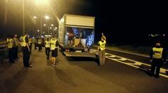 Policisté a celníci zkontrolovali desítky kamionů! Hledali migranty