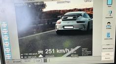 Policie: Nepleťte si dálnici s autodromem! Řidiči v Porsche 911 naměřili na D3 přes 250 km/h