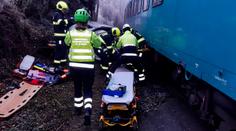 Vlak zdemoloval auto Boltu, bylo v něm 90 cestujících. Řidiče vyprošťovali
