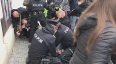 Policie při protestech řešila pokus o krádež vlajky, zadržela šest lidí!
