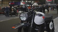 Historické skvosty i nejnovější kousky. V Británii se koná tradiční veletrh motorek