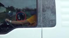 Mobil v ruce, čtení novin: Policie zveřejnila video s nepozornými řidiči!