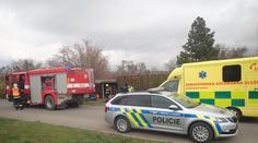 Během opravy spadlo na muže auto. Vážným zraněním podlehl na místě