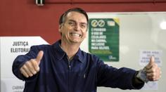Močení na hlavu, prsty v zadnici: Prezident ukázal nechutné video