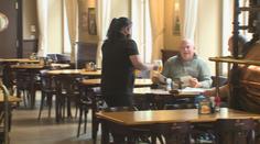Číšníci a kuchaři se do restaurací už vracet nechtějí. Nahrazují je cizinci