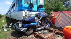 Auto na přejezdu smetl vlak, tlačil ho 200 metrů! Řidička zemřela
