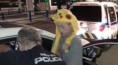 Hlídka našla opilou dívku s Pikačuem na hlavě. Když pro ni přijel otec, byl také opilý