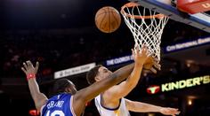 Curryho znovu zastínil Thompson, Philadelphii nasázel čtyřicet bodů