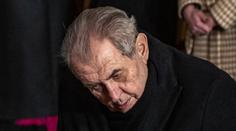 Zázrak na Dukově pohřbu. Miloš Zeman vstal a do kostela vešel po svých