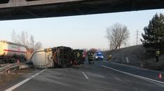 Dálnice D3 uzavřena! Převrácená cisterna blokuje provoz