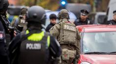 Policie zadržela dva podezřelé mladíky, kteří na škole v Hamburku vytáhli na učitelku pistoli
