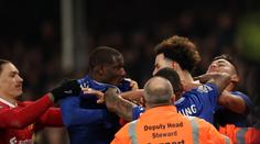 Emotivní dohra na Evertonu. Padaly červené karty, dostal ji i Slot