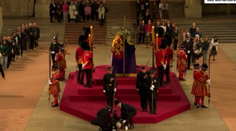 Drama ve Westminster Hall. Zkolaboval jeden ze strážců rakve s královnou