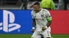 Depay šel bránit spoluhráče Marcela, fanoušci se na něj vrhli