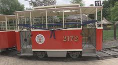 Legendární tramvaj pražské zoo se po opravě vrátila do provozu