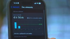 Češi vedou v závislosti na telefonech. Jsou kvůli tomu víc nervózní, říkají lékaři