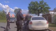 VIDEO: Zfetovaný řidič se po krátké honičce vzdal a zastavil