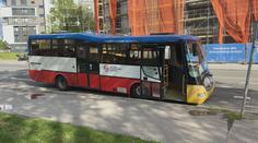 VIDEO: Opilý řidič s autobusem plným lidí boural. Od nehody ujel