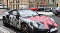 Tohle zamrzí! Vandal poničil na Smíchově luxusní Porsche! GALERIE