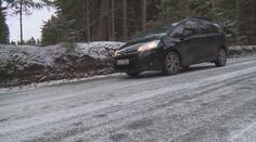 Řidiči nejsou připraveni na namrzlé silnice, led už způsobil první nehody