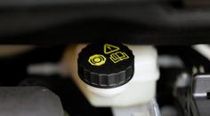 Auto má pod kapotou pět nádob. K čemu jsou a jak je kontrolovat?