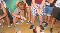 Šílené rituály: Dívky sexuálně ponižovaly, učitelky se jen smály