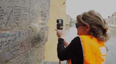 VIDEO: Zbraň proti graffiti mají v Itálii. Vynález vyčistil most v Benátkách