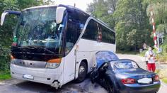 Auto na Vysočině nabouralo do autobusu. Nehoda zablokovala silnici i koleje