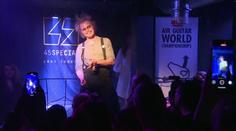Hudební show ve finském Oulu. Účastníci hráli na imaginární kytaru