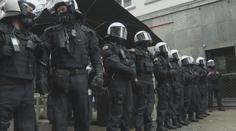Bitka anglických a srbských fanoušků. V baru po sobě házeli židle a sklenice