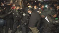 Policisté v Paříži kopali do uprchlíků! Ministr vnitra je v šoku