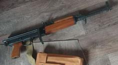 Muž měl vyhrožovat útokem na Úřad vlády. Policie u něj našla samopal