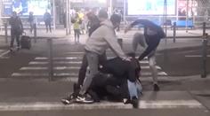 VIDEO: Taxikáři se surově pobili na pražském letišti. Přeli se o zákazníky