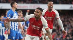 Arsenal po velké převaze porazil Brighton a je první, Liverpool proti United ztratil