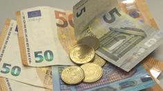 Euro oslabilo a stojí stejně jako dolar. Hrozí další zdražování, varují ekonomové