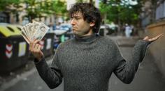 Muž omylem do popelnice vyhodil téměř 200 tisíc korun. Odjeli s nimi popeláři