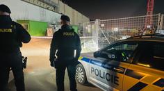 Agresivní muž v Praze šel na policisty se sekerou. Ti ho postřelili, zemřel