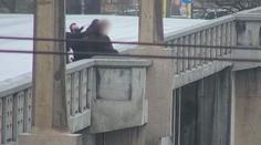 Muž chtěl skoncovat se životem. Skočit do Vltavy mu zabránili policisté