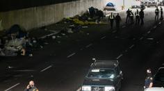 Auto smetlo tábor bezdomovců na chodníku v San Diegu, tři jsou mrtví