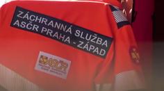 Záchranáři uháněli se zapnutými majáky dělat dohled na festival. Nepřípustné, vadí resortu