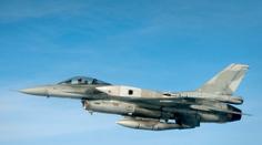 Během letu vypadla ze stíhačky F-16 součástka. Narazila do auta