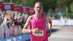 Nepohodlná obuv? Nevadí! Běžec zdolal maraton v Crocsech v neuvěřitelném čase