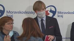 Musíte nosit roušky, oznámili lidem. Hygienička si svou hned sundala