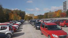 Parkování v nemocnicích je čím dál větší problém. Některé rozšiřují kapacity