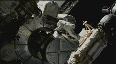 Astronauti vystoupili kvůli údržbě mimo bezpečí ISS, podívejte se