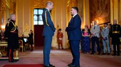 Velká pocta pro Littlera. Šipkařský fenomén převzal ocenění od prince Williama
